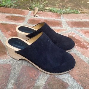 Doen Black Suede Clogs